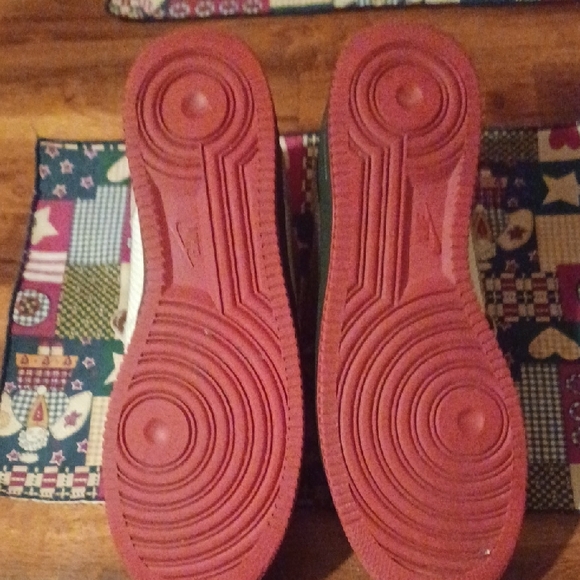 Nike Beige and Red Sneakers with Green Accents - Picture 7 of 7